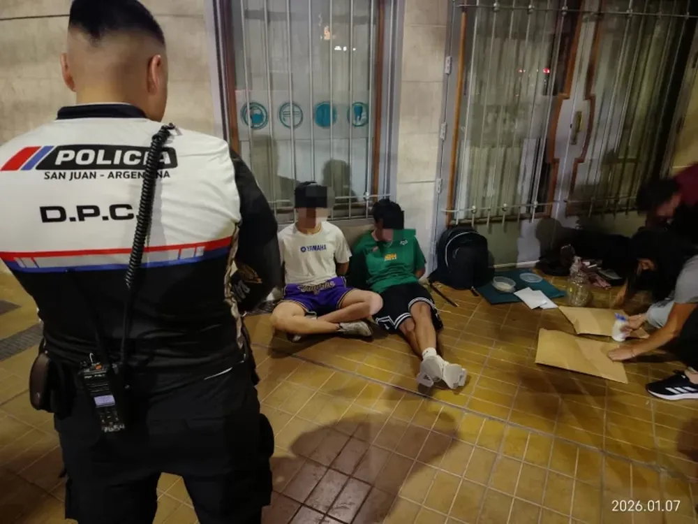 Iban en un auto con música fuerte y terminaron detenidos con más de un kilo de marihuana