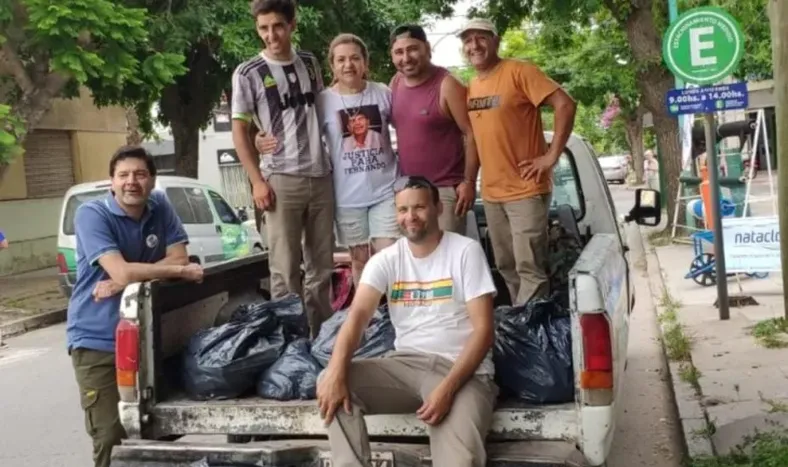 Mientras esperan los alegatos, los padres de Fernando reparten las donaciones recibidas