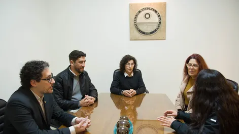 Directora del proyecto, Dra. Paula Mateos, y la vicedirectora, Dra. Silvina Nassif, junto al responsable de Higiene y Seguridad de la FFHA, Sergio Ginbert, el titular de Higiene y Seguridad de la UNSJ, Patricio Bustos, el Instituto Volponi y el sismólogo Dr. Sebastián Correa Otto.