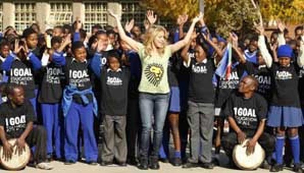 Mientras espera la inauguración, Shakira bailó con los chicos