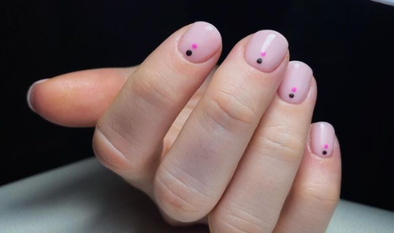 Uñas con puntos, la última moda en manicura: 7 diseños para atreverse