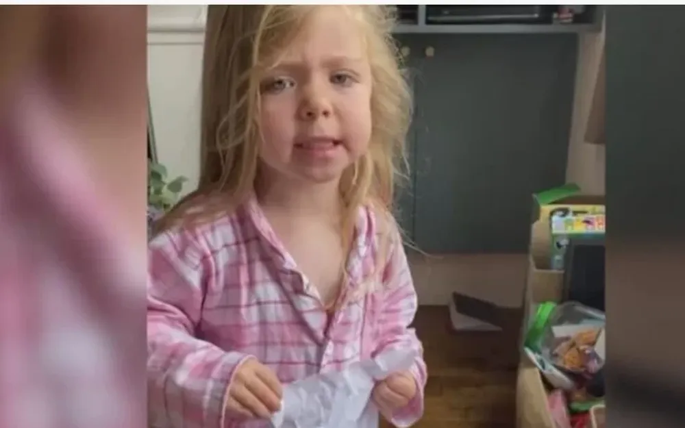 Le hizo un dibujo a su madre y lo encontró en la basura: “Ahora vas a tener problemas”