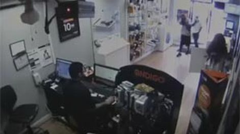 Ladrones quedaron encerrados en un comercio y la gente en la vereda se burló de ellos
