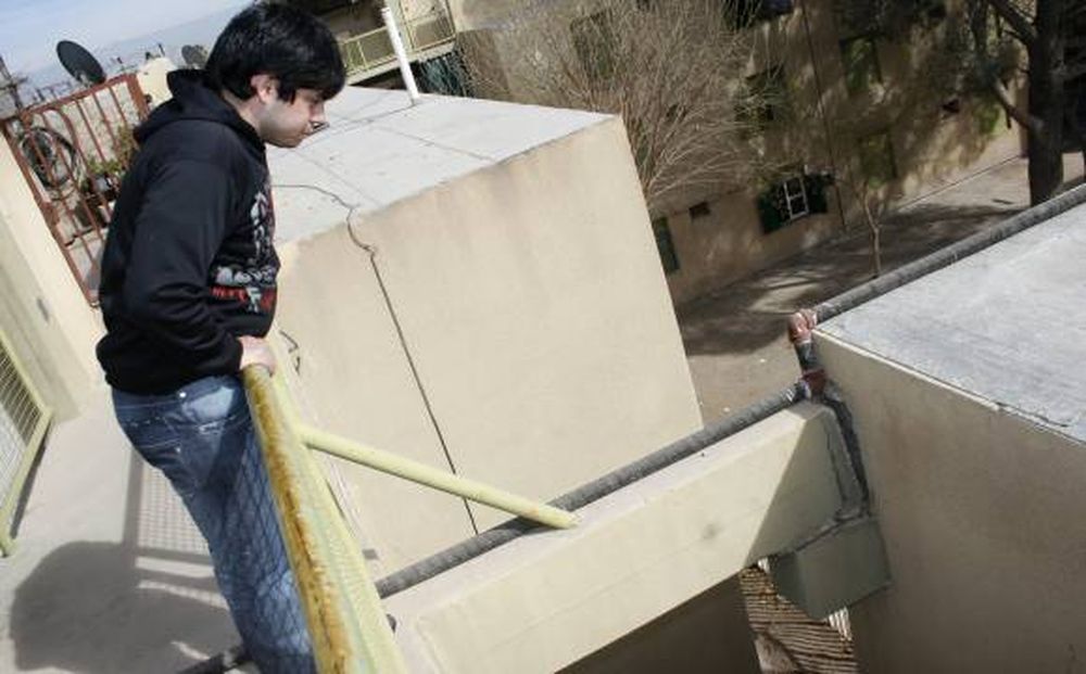 Una pérdida de agua fue lo que hundió tres torres de un barrio