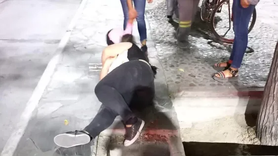 Caminaba por un bulevar de Capital y cayó a un hueco de más de un metro: necesita muletas