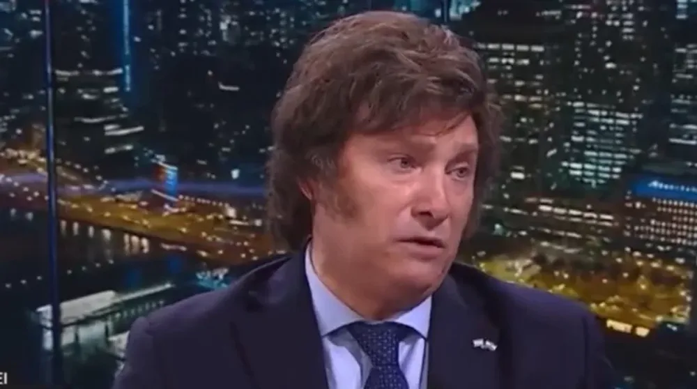 Milei se enojó en una entrevista por el ruido detrás de cámara