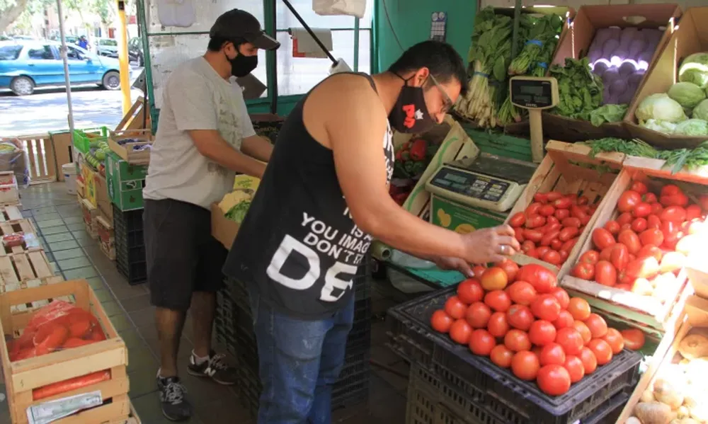 Por el aumento estacional y el dólar un cajón de tomate se disparó a $3.000