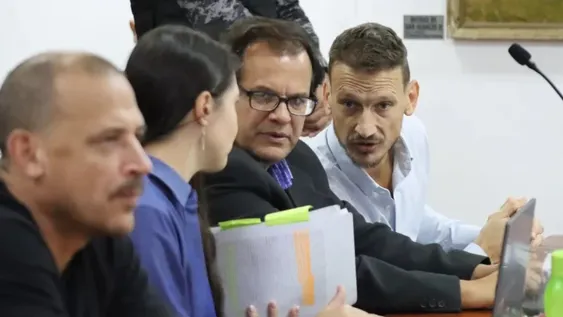 EL EXDIPUTADO. German Kiszka -derecha- esperaba anoche una condena segura tras una extenso debate de los jueces que demoraban la sentencia.