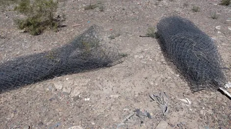 Robaron dos rollos de alambre perimetral y fueron capturados a toda velocidad en el barrio Parque Industrial