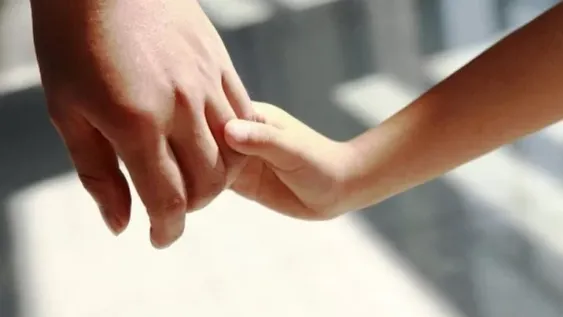 La conmovedora carta de una jueza que falló a favor de que un chico tenga dos papás