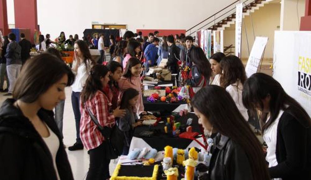 Reciclaron computadoras para confeccionar carteras
