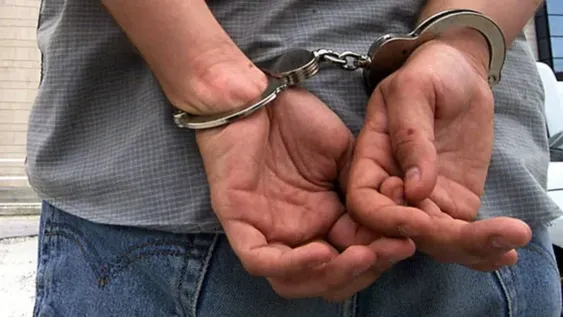 Halló a un joven tratando de robar en su casa, pidió ayuda y lo atrapó junto a su vecinos