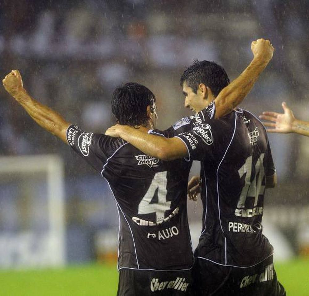 Lanús le ganó a Cerro y escaló hasta la cima