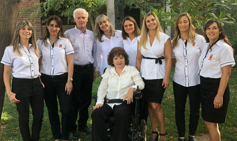 Parte de la comunidad del Colegio San Pablo, junto a la profesora Silvia Malberti