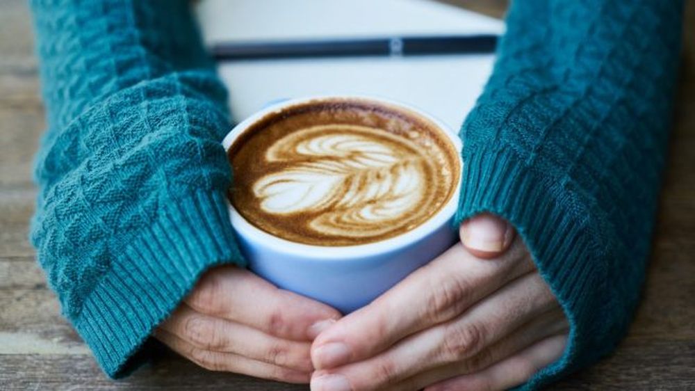 Por qué cada vez más personas deciden ponerle sal al café en vez de azúcar, según los expertos