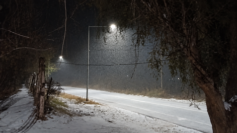 La nieve volvió a hacerse presente en Jáchal durante la noche de este sábado.