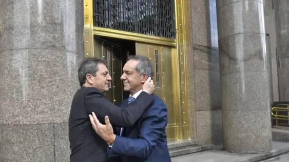 Abrazo para sellar la unidad