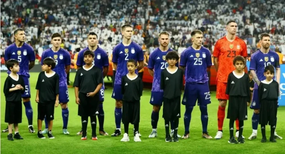 El Gobierno le pidió a la AFA que la Selección debute con una cinta negra por Bonafini