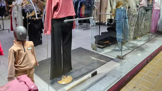 Oferta. Los comercios ya expusieron la temporada de otoño invierno en las vidrieras hace semanas, pero esto no incentivó las ventas.