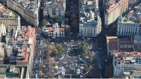 PLAZA COPADA. No fue la marcha histórica prometida pero, por CFK, el PJ volvió a mostrar su enorme poder de movilización.
