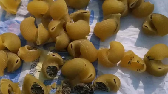 “Te dejo los fideos locos que te gustan”: intentó darle a su hijo preso pastas con marihuana