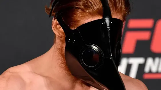 En la previa de una pelea, uno de los contrincantes lució una máscara de la peste negra