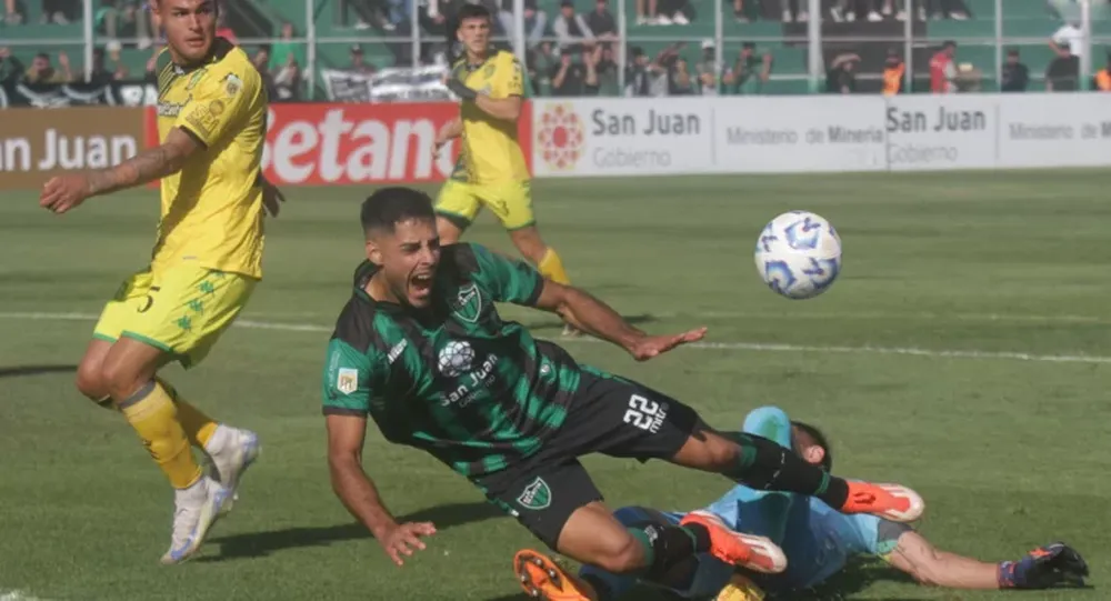 Una de las claras jugadas que tuvo San Martín para abrir el marcador, Jaurena remató y Carranza tapó con su pecho. Iban 0 a 0 y San Martín soñaba.