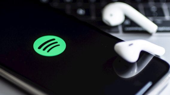 Spotify: los jóvenes escuchan podcast y música retro para aliviar el estrés