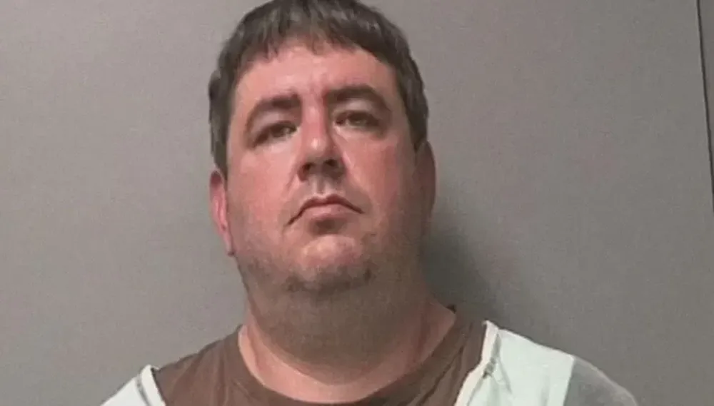 Diez años de prisión por atacar y toserle a una persona que le pidió usar bien el barbijo