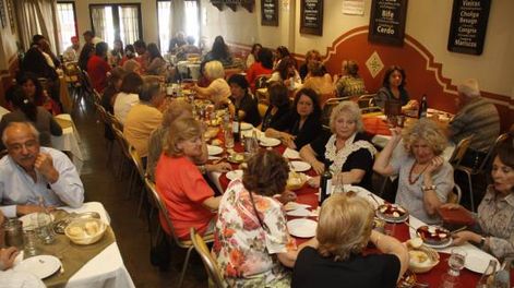 Los restaurantes, con las mesas llenas y reforzados