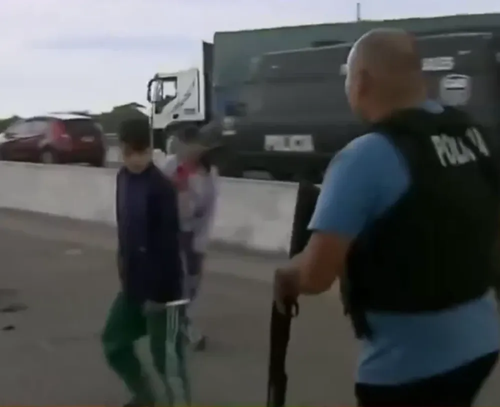 Tensión en Bernal: un nene intentó apuñalar a un policía durante un piquete