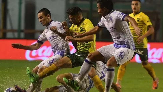 Defensa y Godoy Cruz, muy poco bajo un diluvio