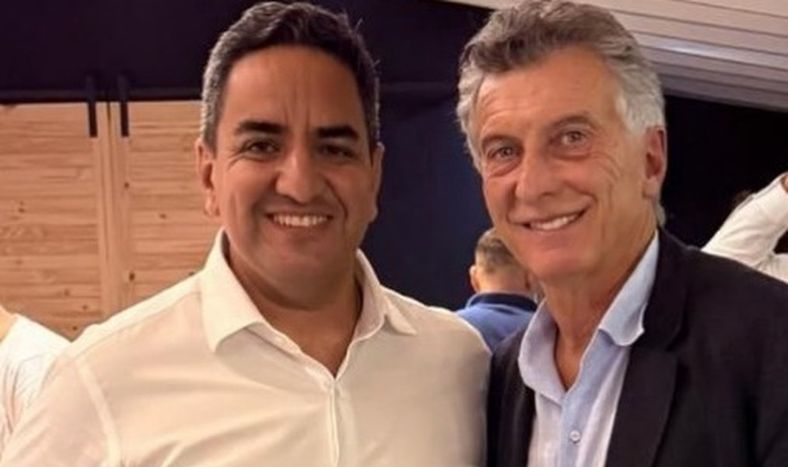 Enzo Cornejo junto a Mauricio Macri.