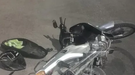 Un motociclista sufrió heridas al ser embestido por un auto