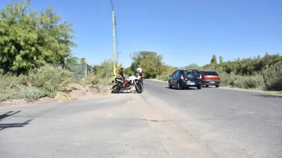 Un hombre perdió el control de su auto, chocó contra un árbol y murió