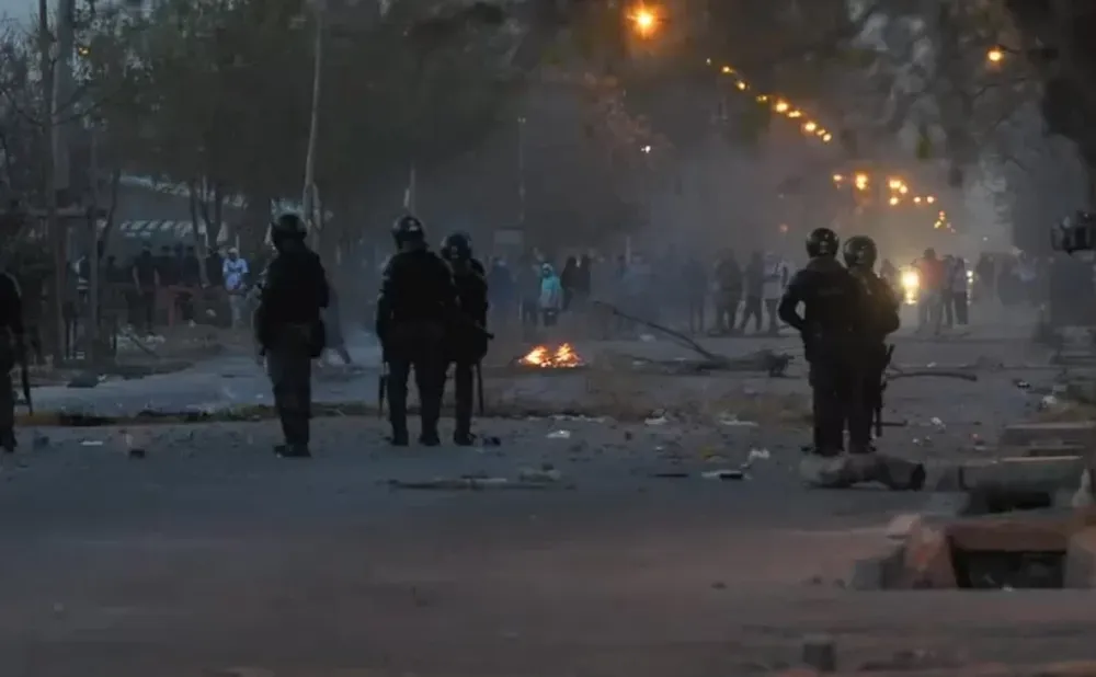 Saqueos en Mendoza: intentaron entrar a un supermercado, desvalijaron una carnicería y la Policía debió reprimir