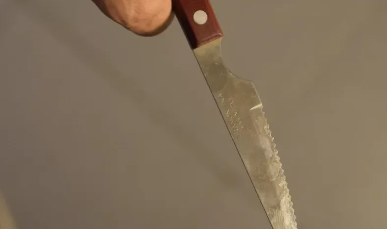 Llegó drogado a buscar a sus hijos y acuchilló a su expareja: lo condenaron sin encierro