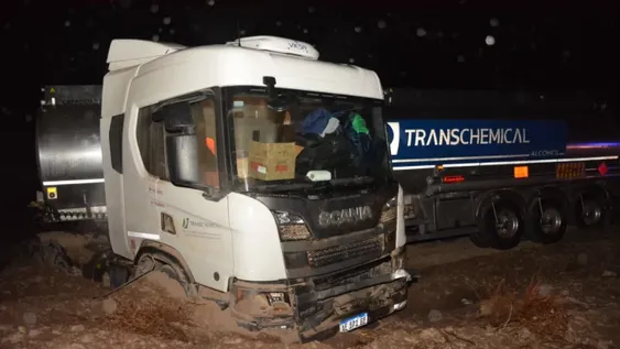 Se le atravesó un caballo, derrapó por la llovizna y quedó con el camión enterrado