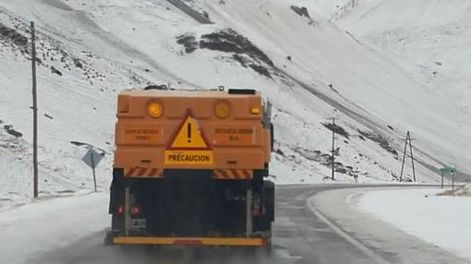Asistieron a más de 100 chilenos varados en alta montaña mendocina y se espera una gran nevada