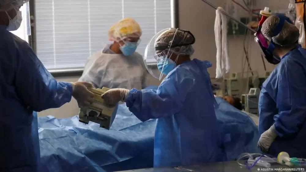 Reportaron 25.680 contagios de coronavirus en el país, un 8,4% menos que la semana pasada
