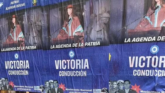 ¿JUGADA K? Los afiches vinculan a la Vicepresidenta con sectores del PJ.
