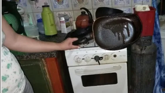 En presencia de sus hijos, golpeó con una sartén en la cabeza a la madre