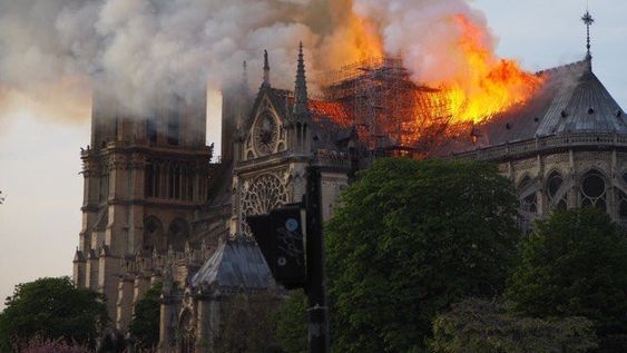 Un accidente, la principal hipótesis del incendio en Notre Dame