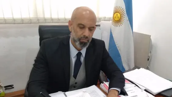 Juzgan a un oficial de policía por violar a su hijastra y a la madre de la niña por encubrirlo