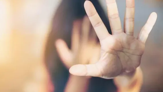 Vio a su ex pareja en la moto de un vecino y, sin decir nada previamente, golpeó a ambos