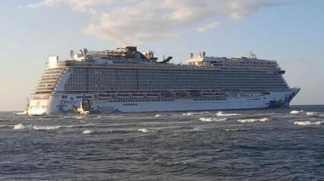 Un crucero con 3.000 pasajeros chocó contra un iceberg en Alaska