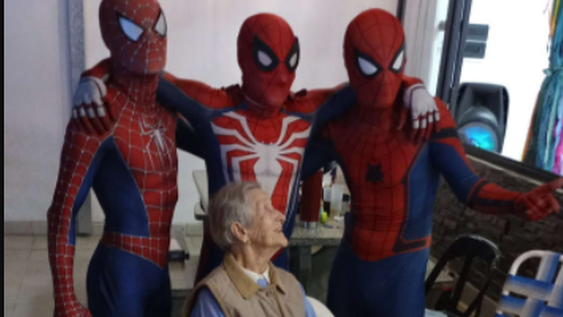 Se disfrazaron de Spiderman para el cumple de 90 de su abuela y protagonizaron un blooper