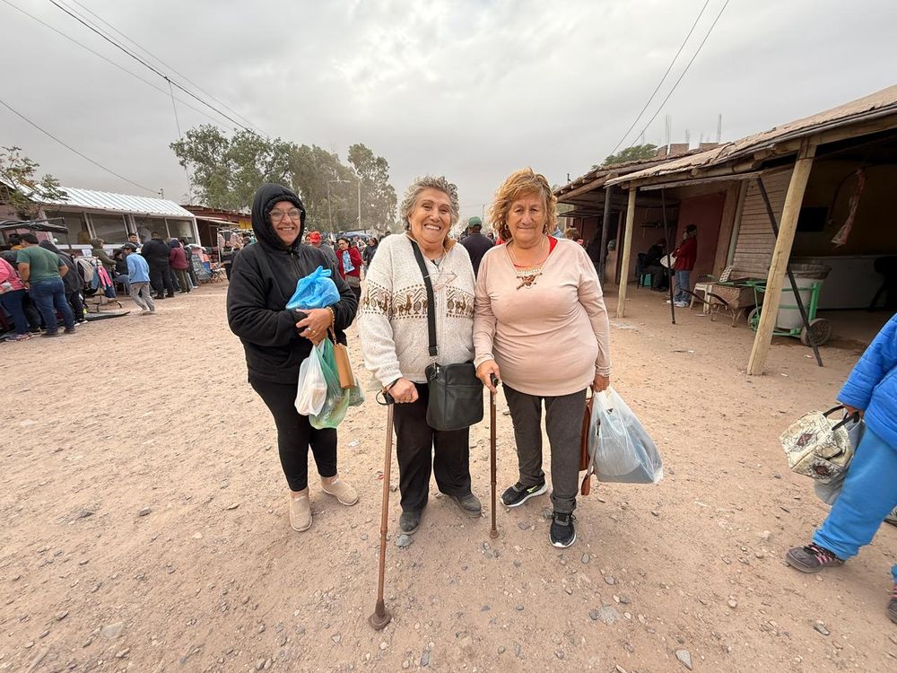 Elsa Bianco (al medio) tiene 85 años y es de Córdoba, hace 20 años que participa de las Fiestas Patronales de San Expedito en Bermejo.
