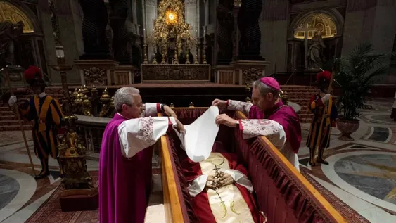 Fieles despiden a Benedicto XVI pidiendo a gritos por su santidad