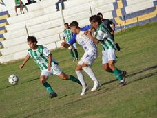 Iguales. En la calle Sargento Cabral, Colón y Desamparados empataron por la quinta fecha del Apertura de la Liga Sanjuanina. Iguales. En la calle Sargento Cabral, Colón y Desamparados empataron por la quinta fecha del Apertura de la Liga Sanjuanina.